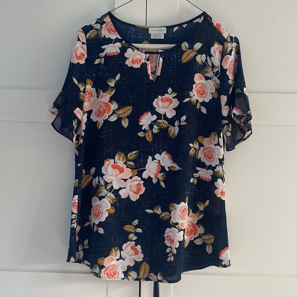 NWT: Van Huesen Floral short sleeve blouse
